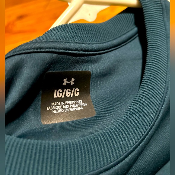 Olive green and white striped women’s cropped Under Armour Sweatshirt. - Picture 2 of 4